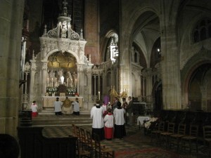 Préparation de la procession du Saint-Sacrement