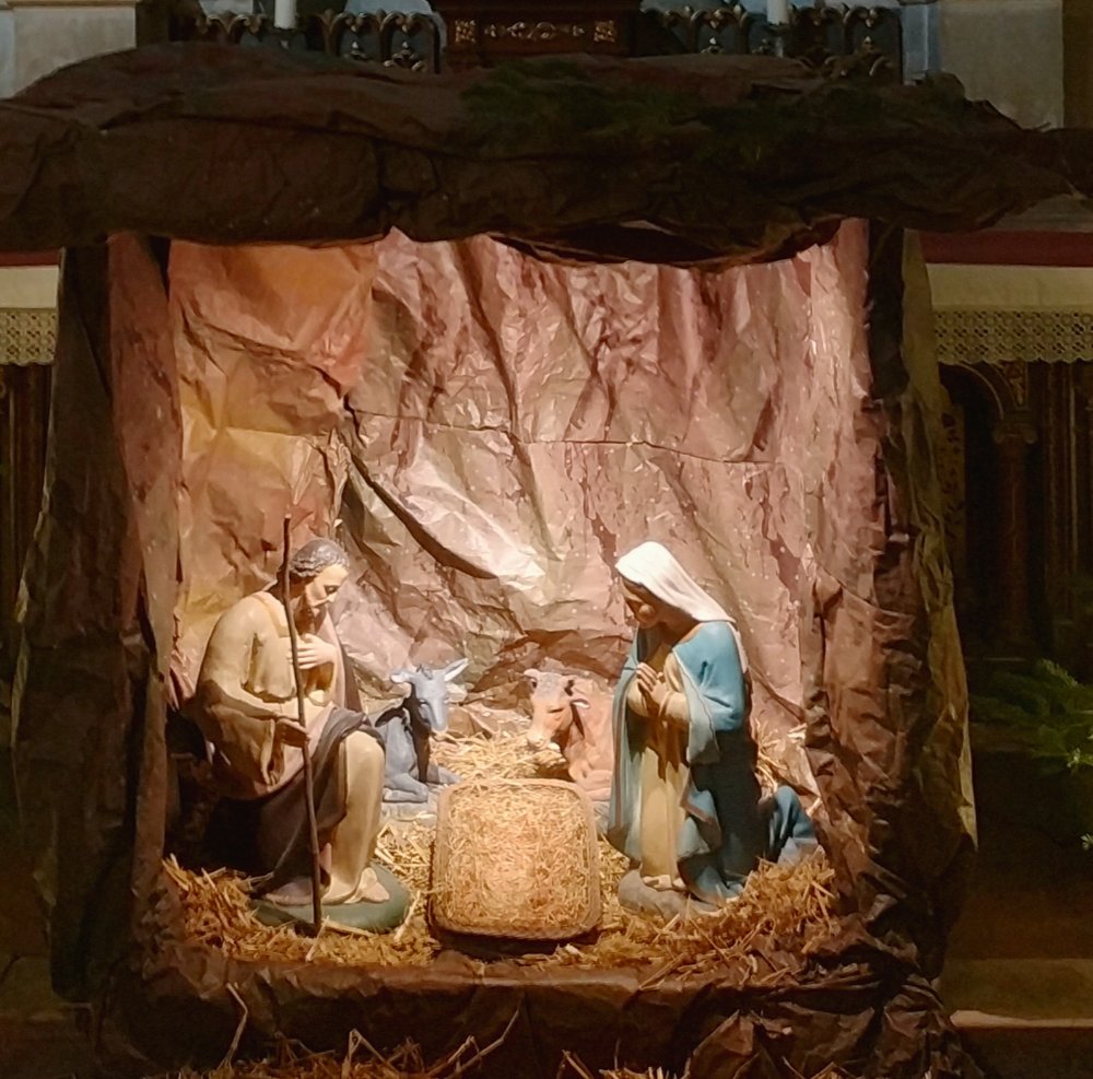 Crèche de Noël avant la messe de minuit à Orléans