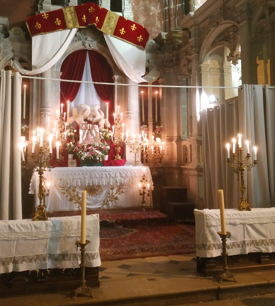 Le reposoir du jeudi saint pour l'adoration - après la messe du jeudi saint à Orléans