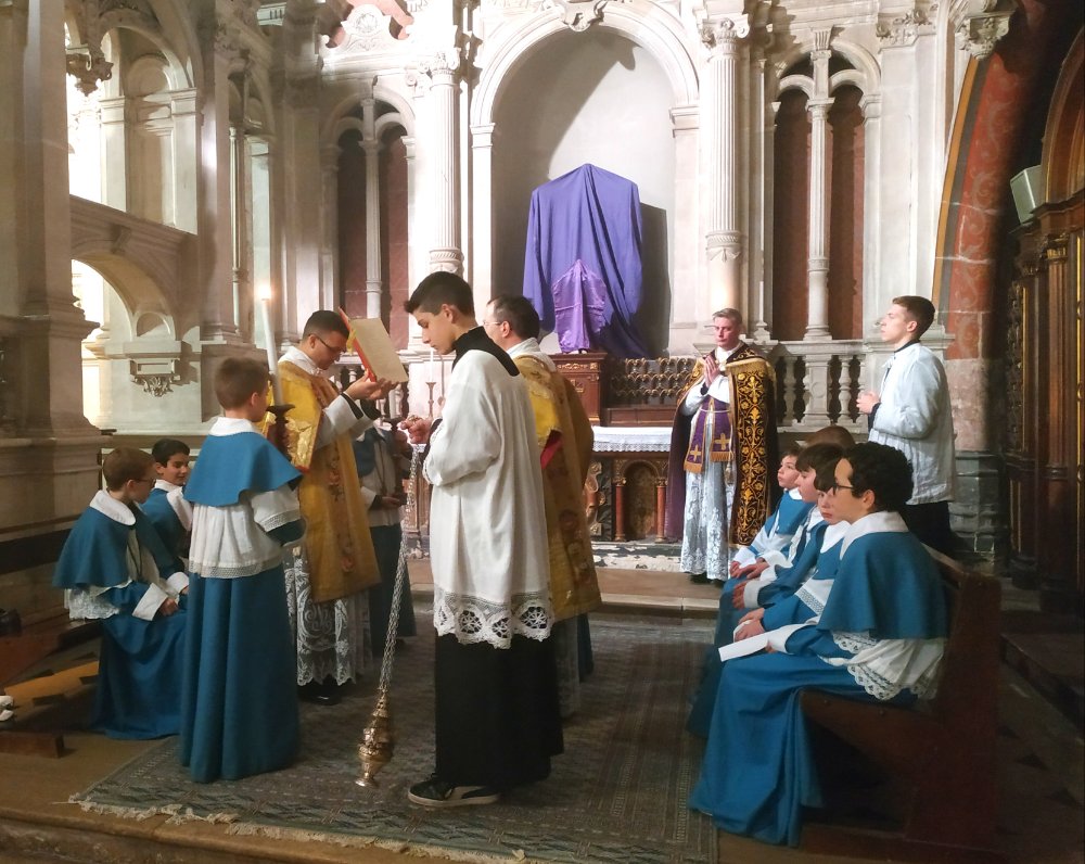 Comme les 12 apôtres, le lavement des pieds de douze servants de messe - Orléans, ICRSP