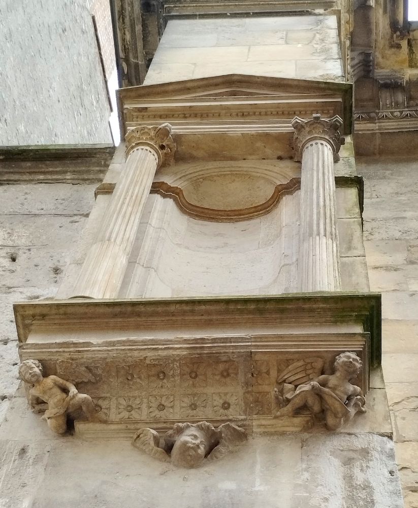 Niche sur la facade de l'église ND de Recouvrance, Orléans. Horaire de messes cœur de ville Orléans
