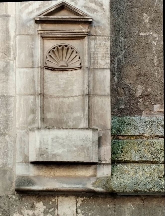 Niche extérieure de ND de Recouvrance, Orléans, sur l'extrémité est de l'église.
Horaire de messes paroisse cœur de ville.