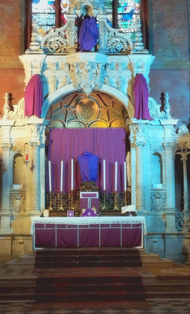 Église ND de Recouvrance. Autel principal durant le temps de la Passion.
Horaire de Messe de la semaine sainte à Orléans Centre Ville