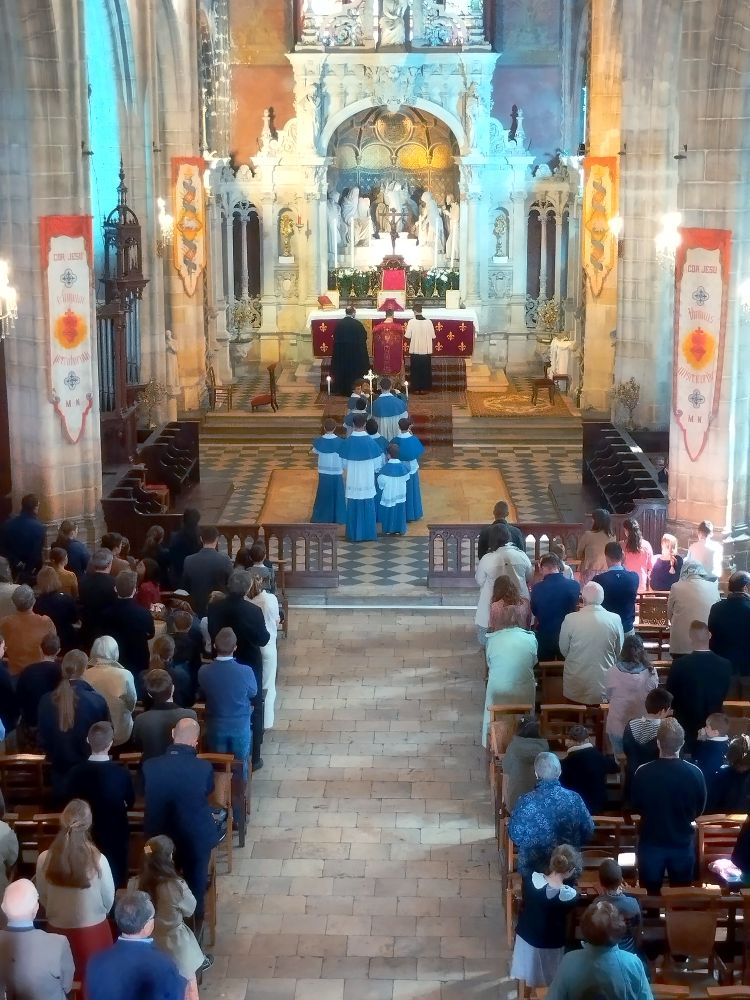 ND de Recouvrance : messe traditionnelle célébrée par le chanoine de Salaberry