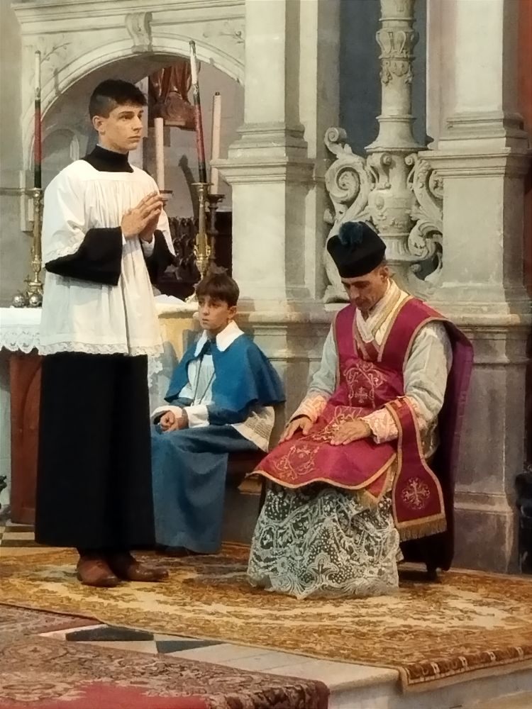 Chanoine de Salaberry célèbre la messe à Orléans